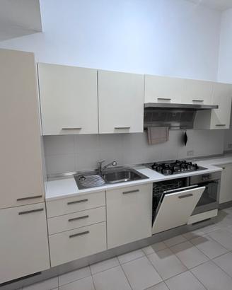 Cucina completa di elettrodomestici