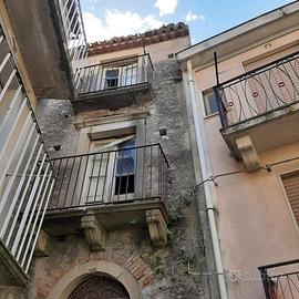 Palazzina collabente Novara di Sicilia