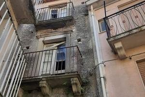 Palazzina collabente Novara di Sicilia