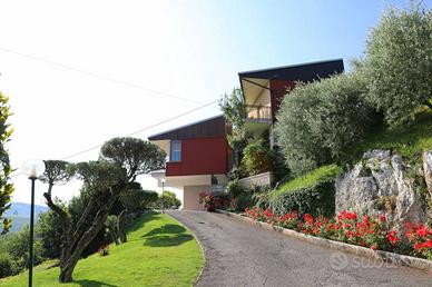 Villa di 320 m² con più di 5 locali e box auto dop