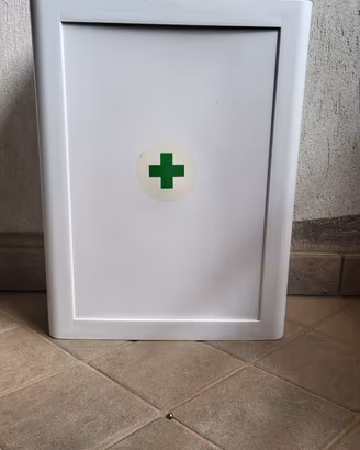 Armadietto in plastica di pronto soccorso 