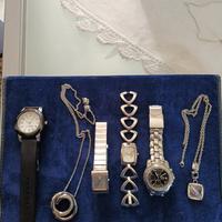 Orologi e collane in blocco