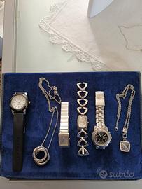 Orologi e collane in blocco