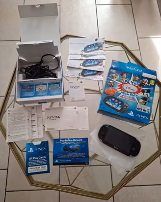 Ps Vita Nera completa di scatola e giochi.
