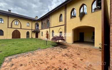 5 LOCALI CON BOX TRIPLO IN CONTESTO PRESTIGIOSO