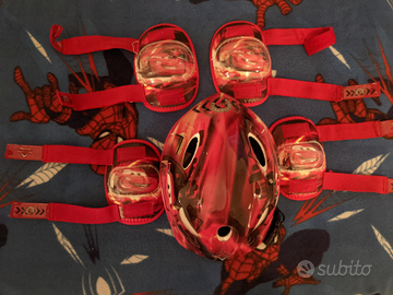 Casco e maglia bici, ginocchiere e gomitiere