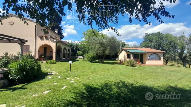 Azienda agrituristica con annessi e piscina