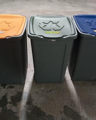 3 bidoni per rifiuti 