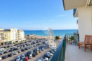 4 LOCALI A FOLLONICA