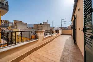 Attico con 4 camere e terrazzo di 40 mq