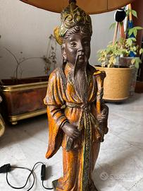 Lampada orientale con statua in ceramica