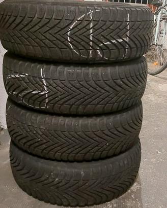 4 gomme invernali Pirelli Cinturato 185/65 R15 88T