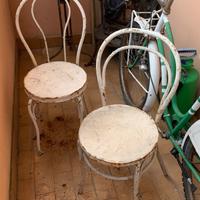Un tavolo e due sedie in ferro battuto