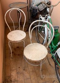 Un tavolo e due sedie in ferro battuto