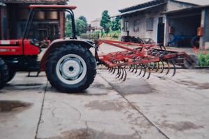 Coltivatore con molle quadre