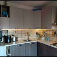 Cucina con lavastoviglie, forno , sedie e tavolo 