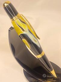 Penna fatta a mano con resina molto varia "EA"