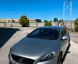 Volvo v40 R design momentum