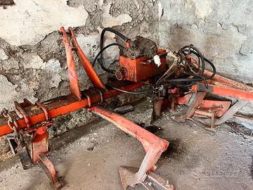 Scalzatore/aratro idraulico per vigneti.