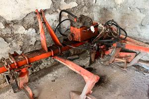 Scalzatore/aratro idraulico per vigneti.