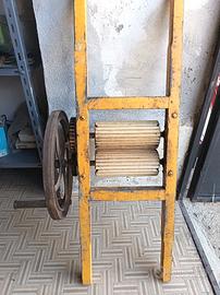 antica pigiatrice manuale per uva a rulli