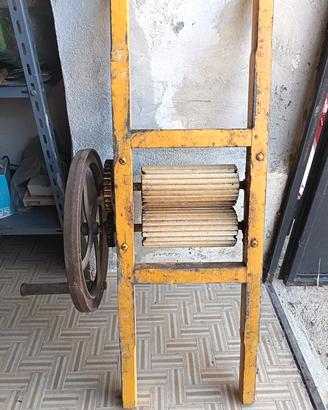 antica pigiatrice manuale per uva a rulli