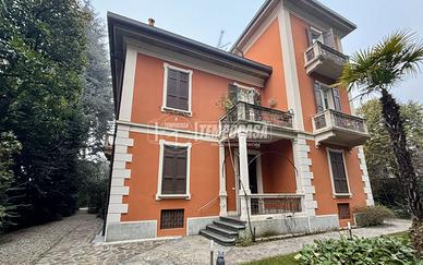 Trilocale di charme in contesto d'epoca con giardi