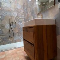 bagno sospeso con spacchiera rovere vecchio