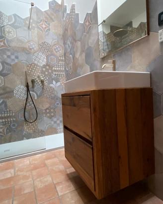 bagno sospeso con spacchiera rovere vecchio