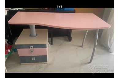 Scrivania  rosa