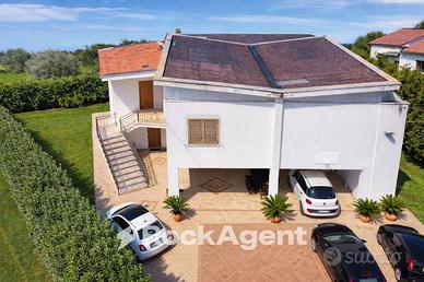 AMPIA VILLA BIFAMILIARE CON TERRENO, PORTICO E GAR