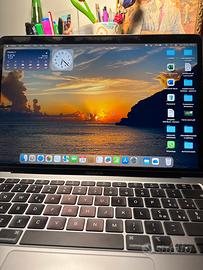 MacBook Air 13 con macOS 15.6.1