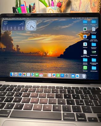 MacBook Air 13 con macOS 15.6.1