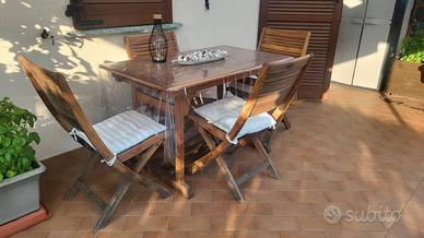 Tavolo di giardino con sedie 