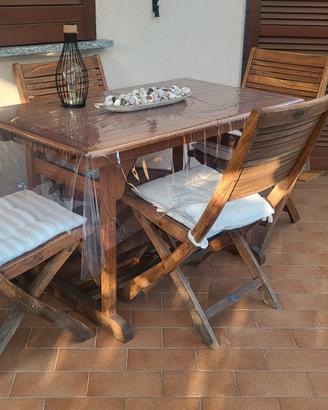 Tavolo di giardino con sedie 