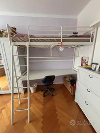 Due letti a castello con scrivania e mensola