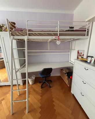 Due letti a castello con scrivania e mensola
