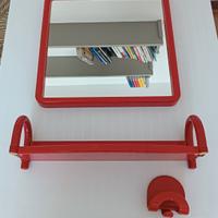 Mini set arredo bagno: specchio, mensola