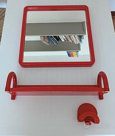 Mini set arredo bagno: specchio, mensola