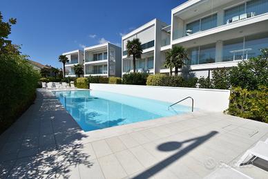 Moderno trilocale, piscina e ampio giardino