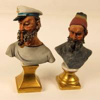 Busti in miniatura di marinaio e pescatore.