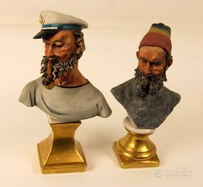 Busti in miniatura di marinaio e pescatore.