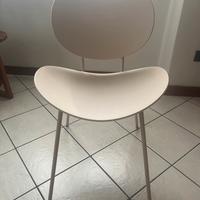 Tre sedie moderne in polipropilene e metallo