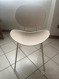 Tre sedie moderne in polipropilene e metallo