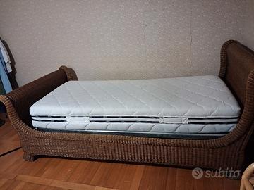 Letto singolo in  vimini con inserti colorati