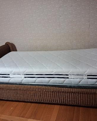 Letto singolo in  vimini con inserti colorati