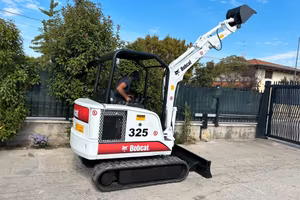 E152 Escavatore 25 Q Bobcat 325