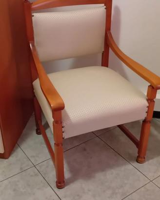 sedia poltrona con imbottitura bianca