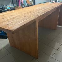 Tavolo design in legno massiccio