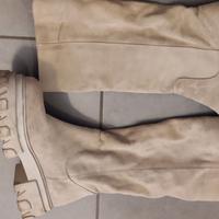 stivali in camoscio con carrarmato